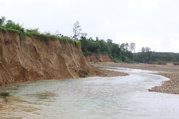 Trà Bồng (Quảng Ngãi): Sạt lở cuốn trôi đất sản xuất của người dân
