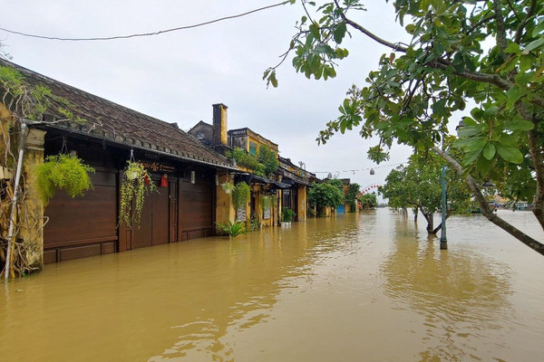 Hội An (Quảng Nam): Lũ ngập sâu, người dân chèo thuyền trong phố cổ