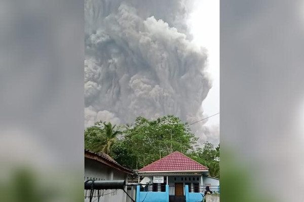 Hàng nghìn người tháo chạy do núi lửa Semeru phun trào ở Indonesia