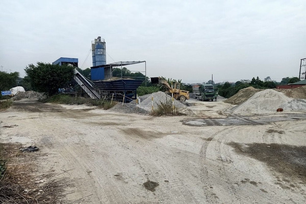 Gia Lâm - Hà Nội: Trạm trộn bê tông không phép vô tư hoạt động dưới chân cầu Thanh Trì