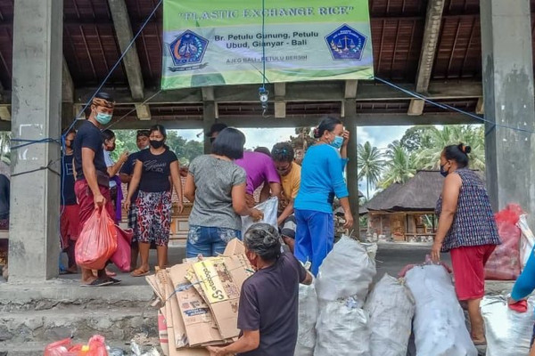 Indonesia nhân rộng sáng kiến đổi rác thải nhựa lấy gạo