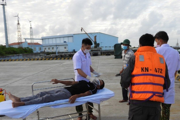 Tàu Kiểm ngư kịp thời chở bệnh nhân về đảo Trường Sa cấp cứu
