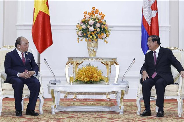 Chủ tịch nước Nguyễn Xuân Phúc hội kiến Thủ tướng Campuchia Samdech Techo Hun Sen