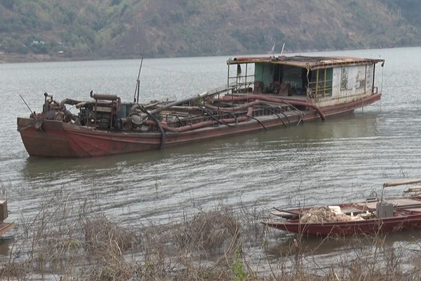 Mai Sơn - Sơn La: Bắt 1 tàu đang hút, xả cát trái quy định
