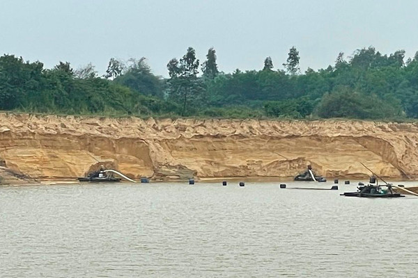 Bố Trạch (Quảng Bình): Bờ sông bị sạt lở nghiêm trọng tại khu vực khai thác cát 