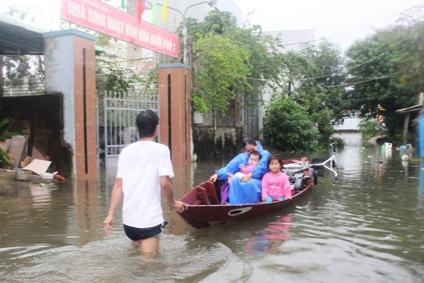 Quảng Nam: Mưa dài ngày, TP Tam Kỳ ngập sâu cả mét	