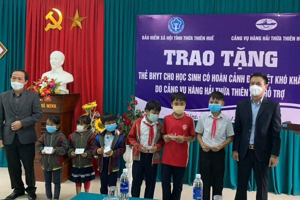 Thừa Thiên - Huế: Tặng thẻ BHYT cho hàng trăm học sinh miền núi