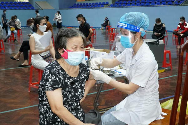 Việt Nam ghi nhận thêm 17.000 ca nhiễm COVID-19, 240 ca tử vong