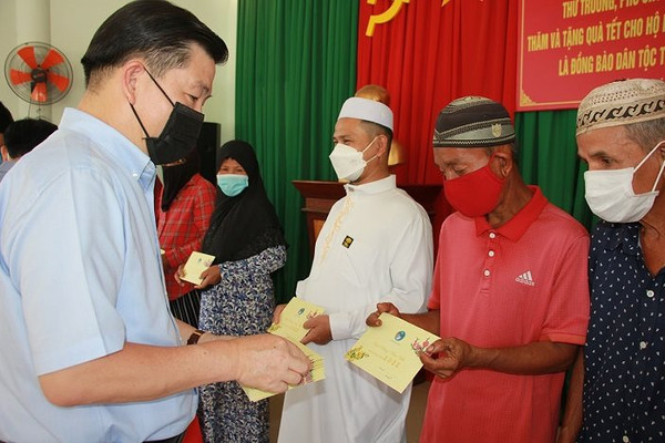 Thứ trưởng, Phó Chủ nhiệm UBDT Lê Sơn Hải trao quà Tết cho đồng bào dân tộc tại huyện Xuân Lộc, Đồng Nai