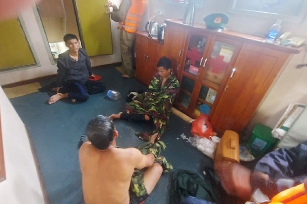 Quảng Trị: Cứu hộ tàu cá và 3 ngư dân trôi dạt trên biển