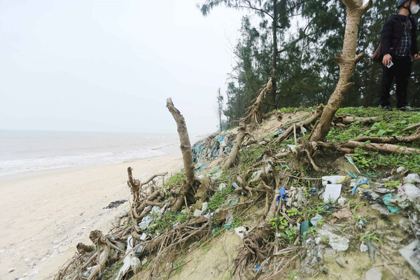 Thừa Thiên - Huế: Bãi rác “lộ thiên” sau sạt lở biển