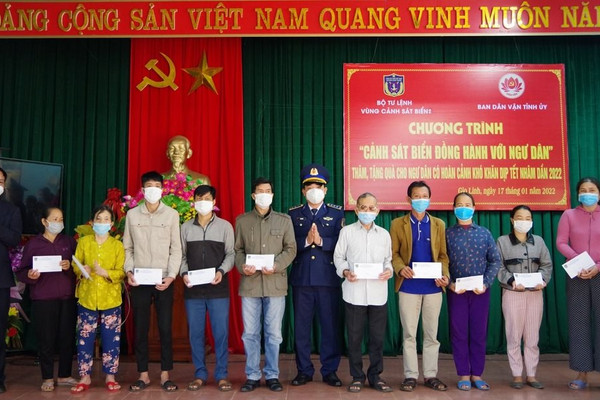 ​Bộ Tư lệnh Vùng Cảnh sát biển 2 tặng quà cho ngư dân tại Quảng Trị