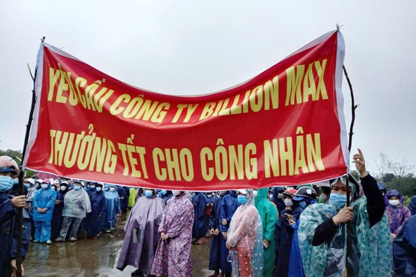 Thừa Thiên - Huế: Hàng trăm công nhân “đội mưa” yêu cầu tăng tiền thưởng Tết