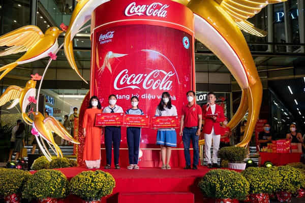 Coca-Cola Việt Nam triển khai hoạt động ‘mang kỳ diệu về nhà’ dịp Tết Nhâm Dần