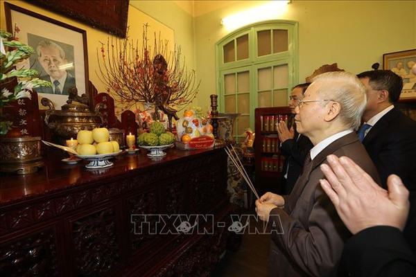 Tổng Bí thư Nguyễn Phú Trọng thắp hương tưởng niệm các đồng chí cố Tổng Bí thư của Đảng