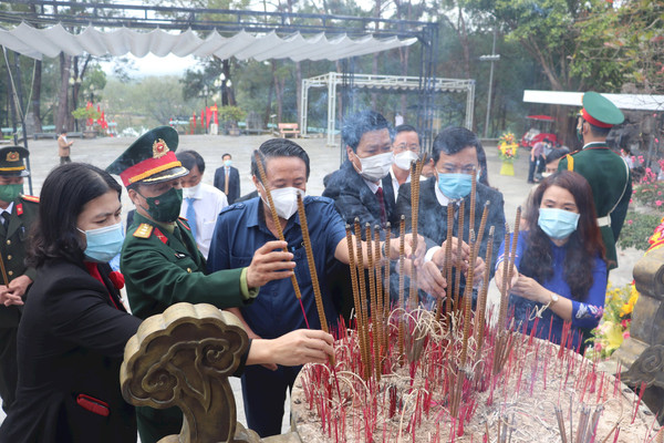 Quảng Trị: Tổ chức trang trọng lễ viếng, dâng hương tri ân các anh hùng liệt sỹ
