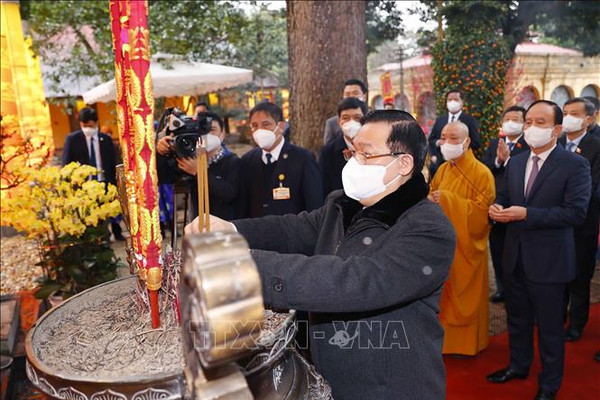 Chủ tịch Quốc hội Vương Đình Huệ dâng hương tại Hoàng thành Thăng Long
