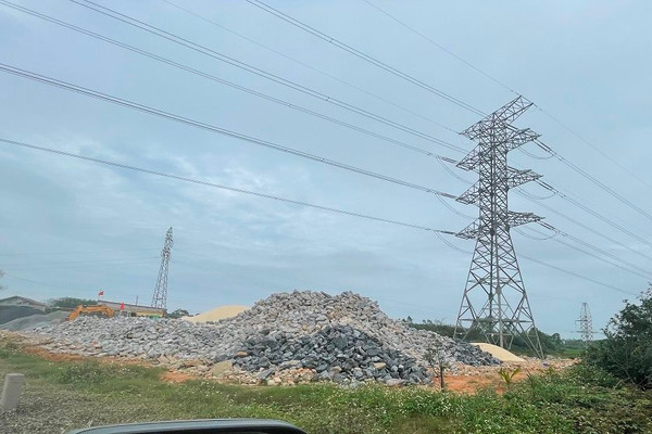 Quảng Bình: Bãi tập kết đá, cát trái phép dưới đường lưới điện cao áp 220 kV