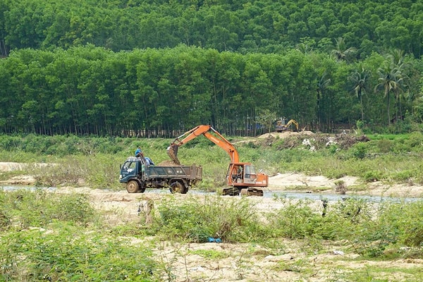 Xử lý nạn khai thác cát trái phép ở Bình Định: Cần những giải pháp mạnh