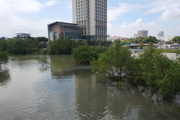 Đà Nẵng: Hệ thống nước thải xuống cấp, sông Hàn lại bị “nhuộm đen”