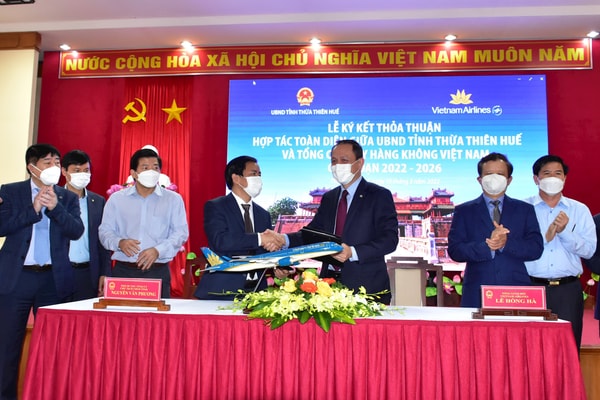 Thừa Thiên - Huế và Vietnam Airlines ký kết thỏa thuận hợp tác toàn diện