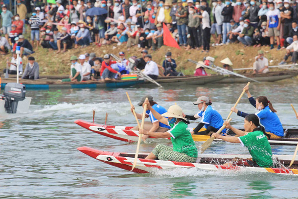 Huế tổ chức đua ghe, du khách chật kín sông Hương