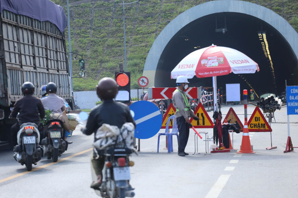 Thừa Thiên – Huế: Dự án BOT “không chịu” giảm phí, xe ùn ứ khi đi qua hầm