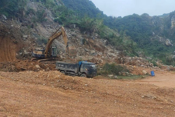 Hà Trung (Thanh Hóa): Lấy đất tại bãi thải Nhà máy xi măng Bỉm Sơn để đắp đê