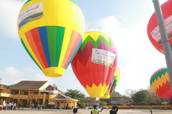 Phố cổ Hội An rực rỡ sắc màu khinh khí cầu chào mừng Năm Du lịch quốc gia 2022