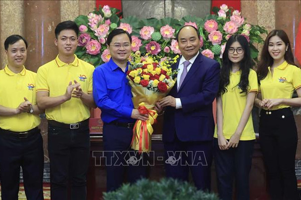 Chủ tịch nước Nguyễn Xuân Phúc gặp mặt gương mặt trẻ Việt Nam tiêu biểu năm 2021