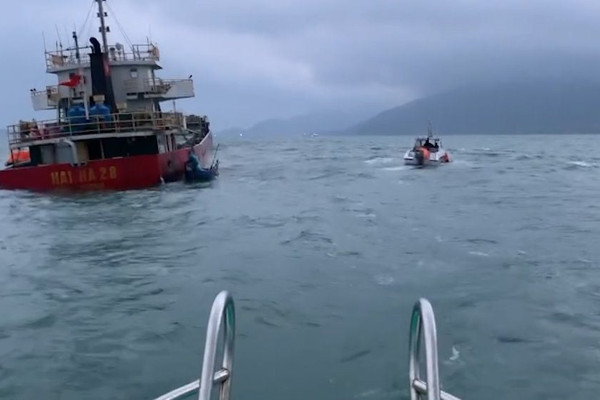 Quảng Nam: Trục vớt 2.250 tấn xi măng chìm ở biển Cù Lao Chàm trước nguy cơ ô nhiễm môi trường