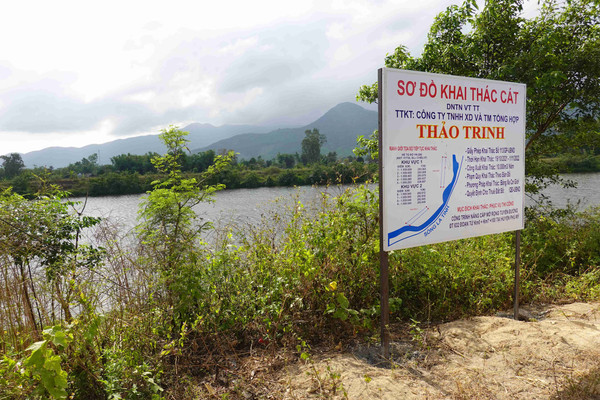 Bình Định: Vì sao dân phản đối việc khai thác cát sông La Tinh?