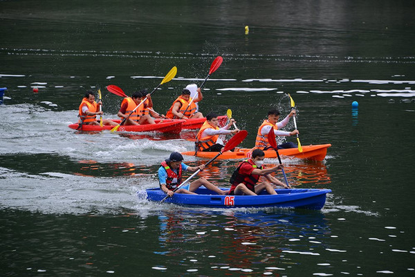 Đặc sắc giải đua thuyền Kayak trên hồ Bản Cài