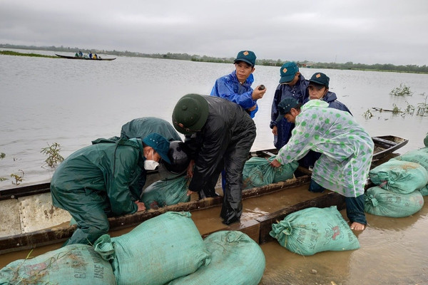 Thừa Thiên - Huế: Bộ đội, dân quân đắp đê ngăn lũ, cứu lúa