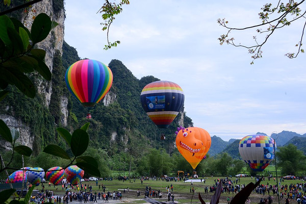 Tuyên Quang: Sắc màu khinh khí cầu bay giữa núi rừng Lâm Bình