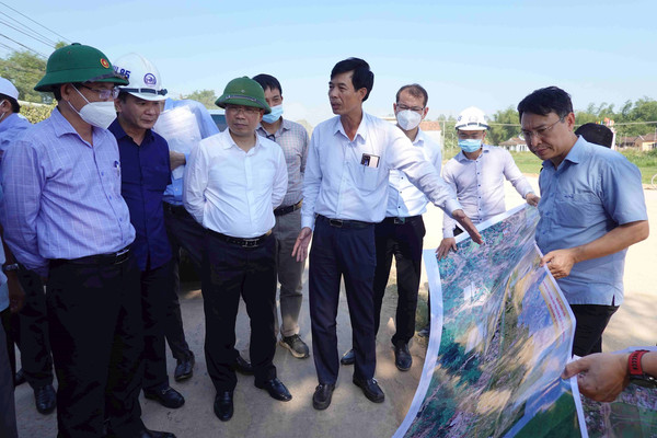 Khẩn trương đẩy nhanh tiến độ dự án cao tốc Bắc - Nam phía Đông đoạn qua tỉnh Bình Định