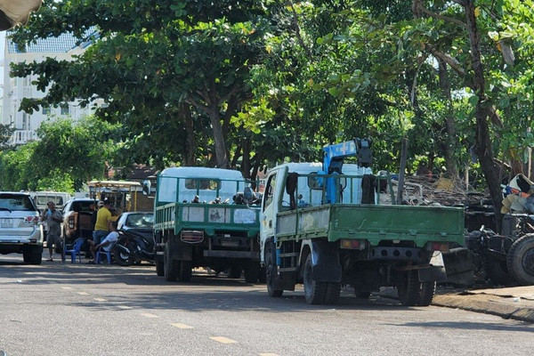 Bình Định: Biến đất công viên thành bãi sửa ô tô gây ô nhiễm môi trường 