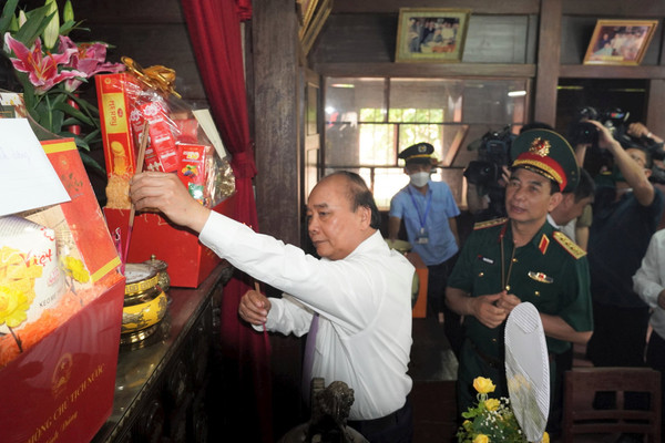 Chủ tịch nước dâng hương tưởng niệm Tổng Bí thư Lê Duẩn và dự khánh thành Trường THCS Triệu Thành tại Quảng Trị