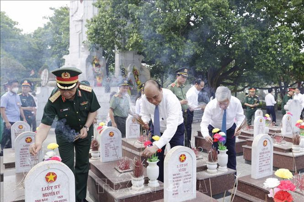 Chủ tịch nước viếng các Anh hùng Liệt sĩ tại nghĩa trang Trường Sơn, Đường 9