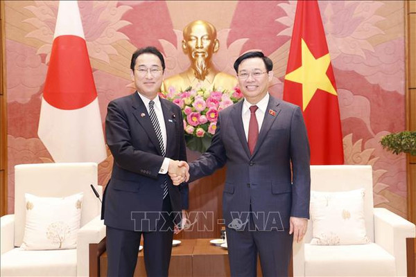 Chủ tịch Quốc hội Vương Đình Huệ tiếp Thủ tướng Nhật Bản Kishida Fumio