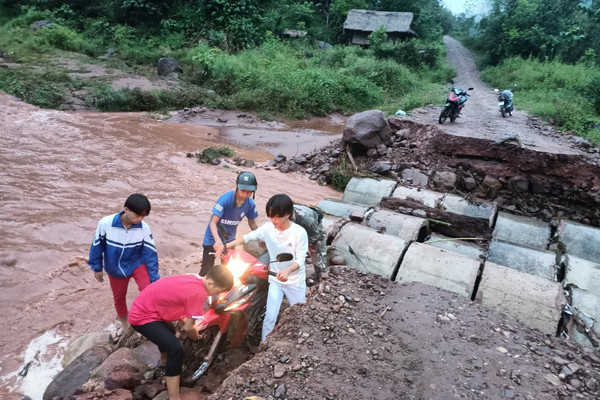 Điện Biên: Mưa lớn cuốn trôi ngầm tràn qua suối