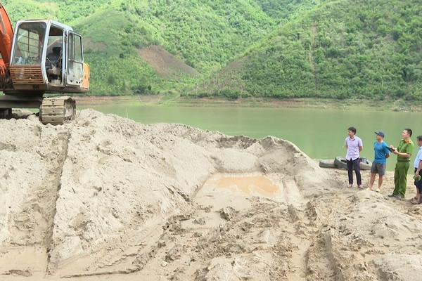 Sơn La: Kiểm tra, xử lý 4 tàu khai thác cát trái phép trên sông Đà
