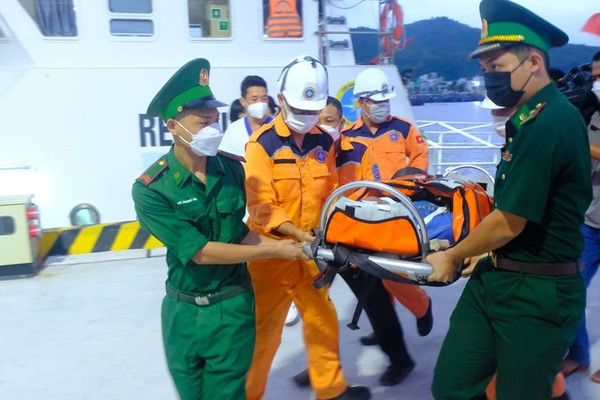 Cứu nạn thành công 2 thuyền viên tàu hàng Alpha Afovos bị đa chấn thương do tai nạn lao động 