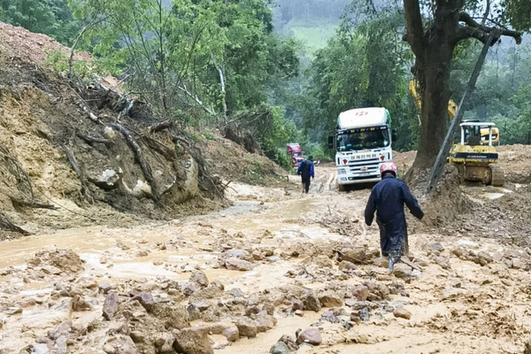 Điện Biên: Mưa lớn gây sạt lở đất trên đèo Tây Trang
