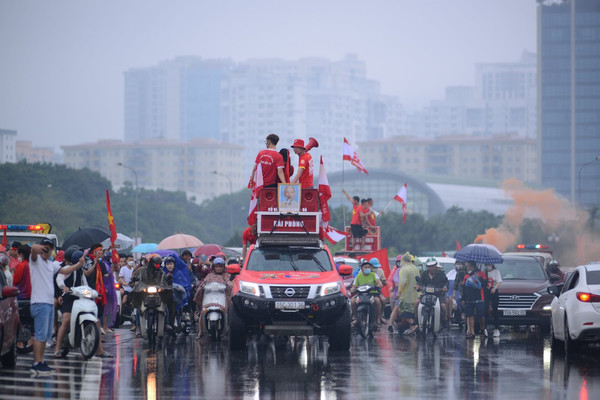 Hàng nghìn cổ động viên đội mưa cổ vũ cho U23 Việt Nam