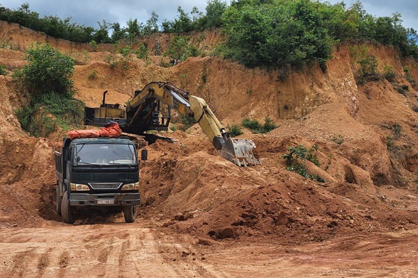 Vân Canh (Bình Định): Chưa được phép xây dựng Trại chăn nuôi heo đã khai thác đất san lấp mặt bằng 