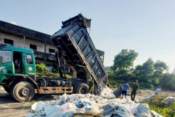 Hà Tĩnh: Bắt quả tang xe tải chở rác thải đổ ra môi trường