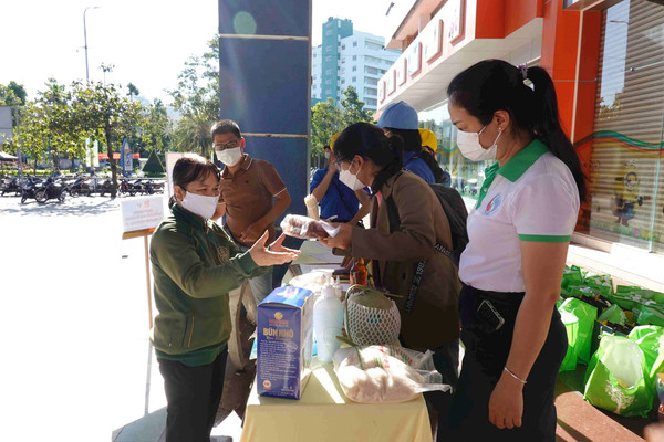 Bình Định: Người dân tham gia Ngày hội Thu gom chất thải nguy hại hộ gia đình 