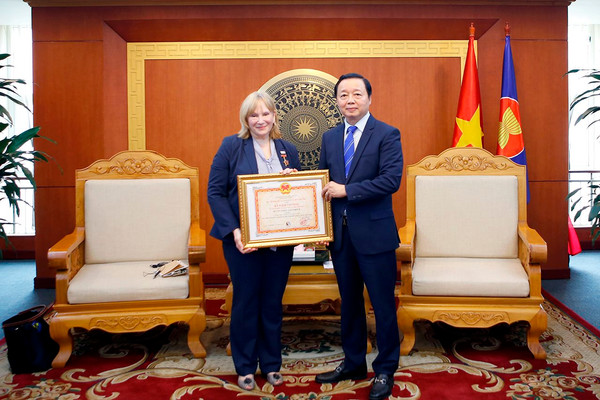 Bộ trưởng Trần Hồng Hà trao Kỷ niệm chương Vì sự nghiệp Tài nguyên và Môi trường cho lãnh đạo USAID Việt Nam