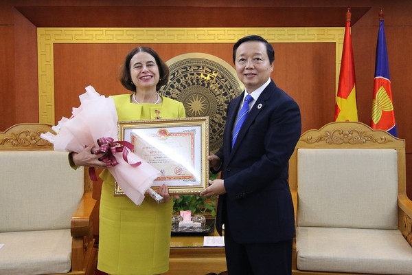 Trao Kỷ niệm chương vì sự nghiệp tài nguyên và môi trường cho bà Rodyn Modie, Đại sứ đặc mệnh toàn quyền Úc tại Việt Nam
